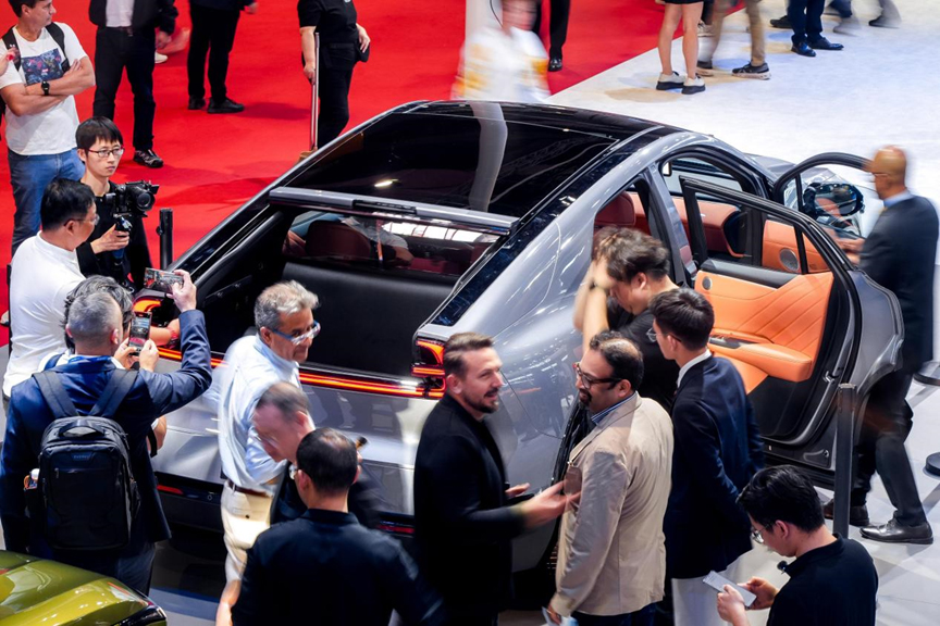 深蓝品牌首款旗舰级大六座智慧SUV深蓝S09在现场开启预售